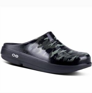 -- OOFOS OOCLOG Camo Recovery Clogs Green Men's 9